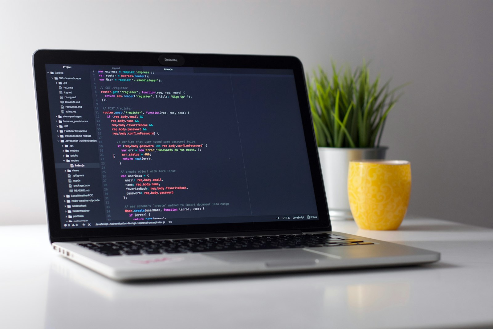Écran affichant du code, sur un poste de travail